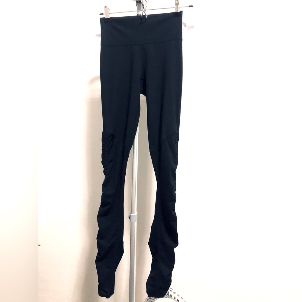 Fabletics “Cashel Foldover PureLuxe Legging” in size XS. Only worn twice.